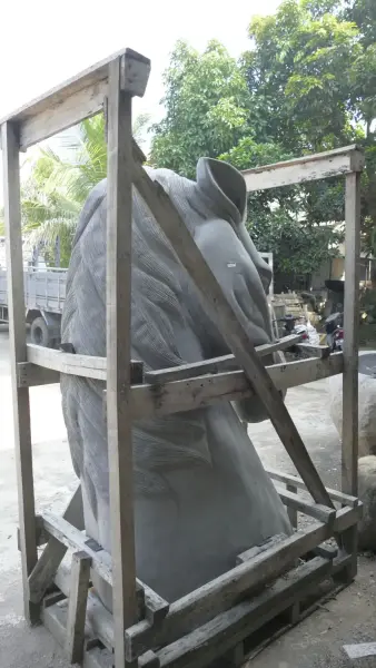 Product image 5 of the product “Head of a Horse made from Riverstone, looking down. 195cm Height. ”
